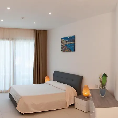 Paradiso מלון 4*